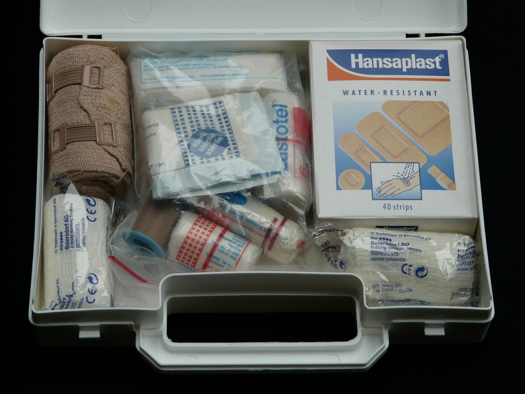 first-aid-kit-g0819e1751_1280